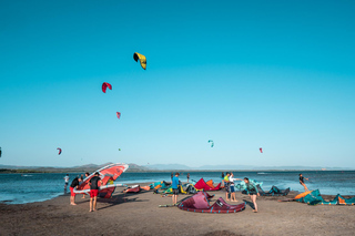 Sardinia: Group kitesurfing lesson for beginners in Punta Trettu