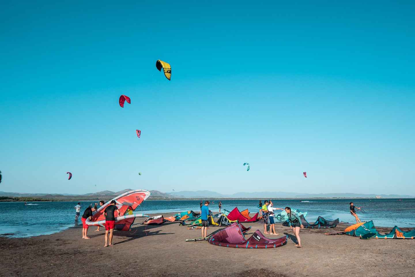 Sardegna: Lezione di gruppo di kitesurf per principianti a Punta Trettu