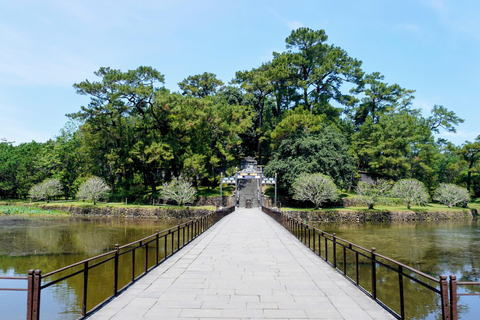 Hue: miasto cesarskie, rejs po rzece Perfume i zwiedzanie grobowców