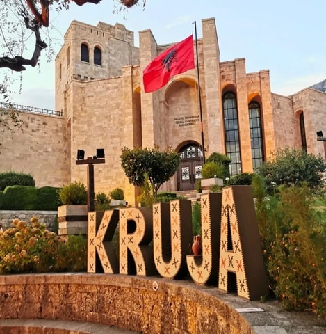 Vanuit Durres, Golem, Qerret: Kasteel Kruja, Bazaar, rondleiding
