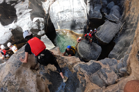 Journée complète d'aventure dans le canyon des serpents (Wadi Bani Awf)Excursion d'une journée dans le canyon des serpents