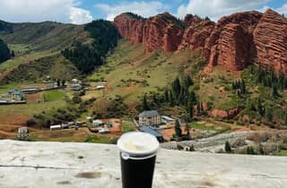 Ab Karakol: Tagestour nach Jeti-Oguz, Barskoon und zum Skazka-Canyon