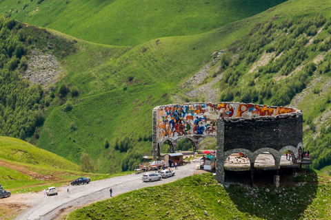 Esplora Ananuri, Gudauri e Kazbegi con un tour guidato di un giorno