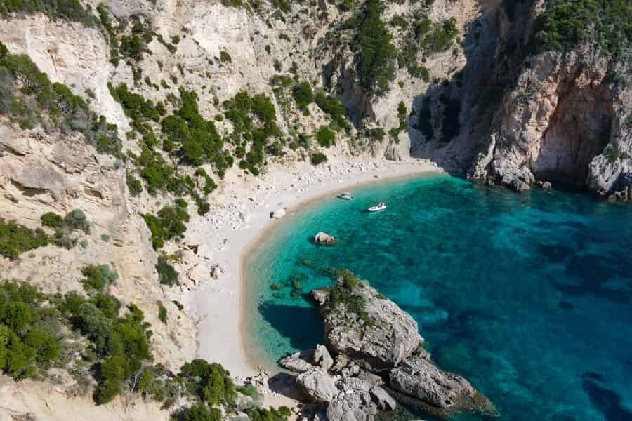 Korfu: Blaue Grotten und versteckte Strände bei Palaiokastritsa. Foto: GetYourGuide Korfu: Blaue Grotten und versteckte Strände bei Palaiokastritsa. Foto: GetYourGuide