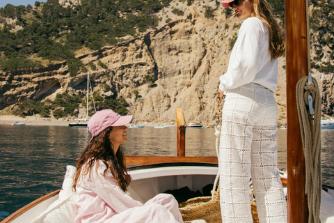 Come and enjoy our sightseeing tour along the coast of Alcúdia: Mallorca