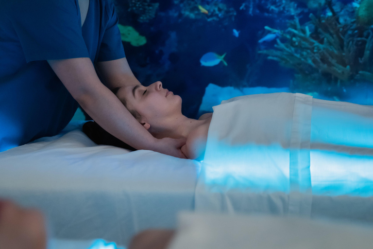 Insel Terceira:Entspannende Massage mit ätherischen Ölen auf einem Wasserbett