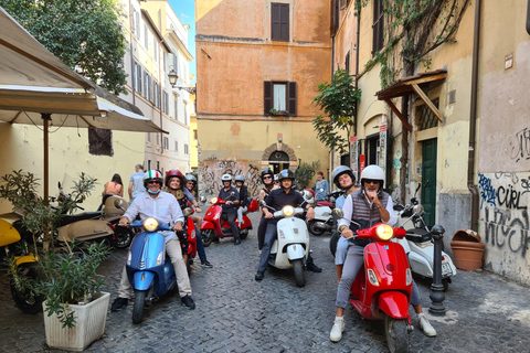 Roma: giro turistico autonomo in Vespa