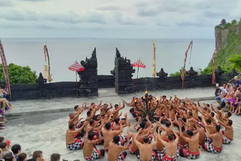 Bali : sports nautiques, plage de Padang-padang, danse Kecak Uluwatu