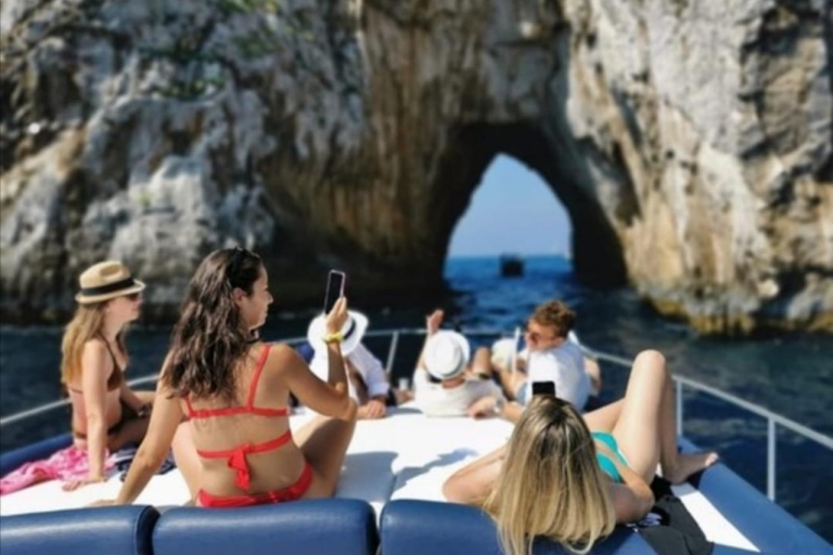 Capri-boottocht vanuit SorrentoSorrento: White Grotto, Green Grotto en Capri-bootcruise
