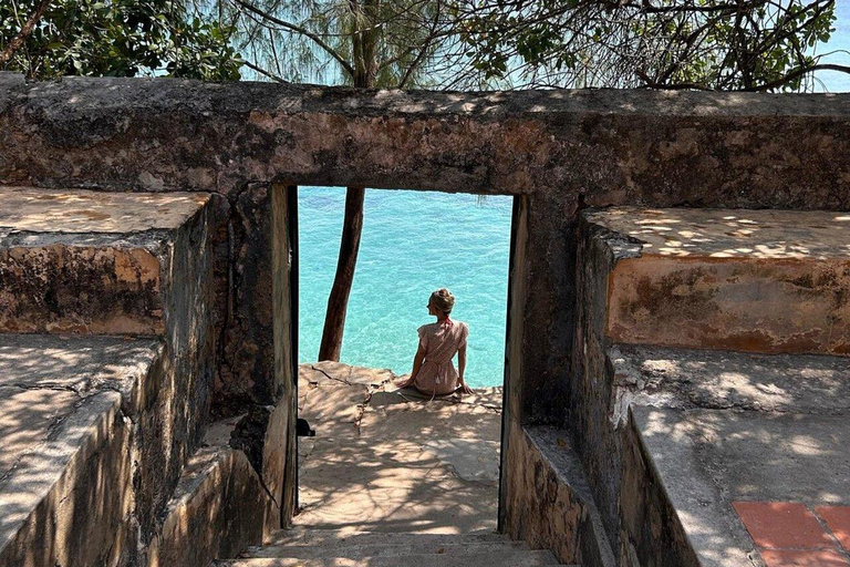 Zanzibar: wyspa więzienna, jaskinia Kuza i wycieczka na plażę MtendeZanzibar: wycieczka na wyspę więzienną, do jaskini Kuza i na plażę Mtende