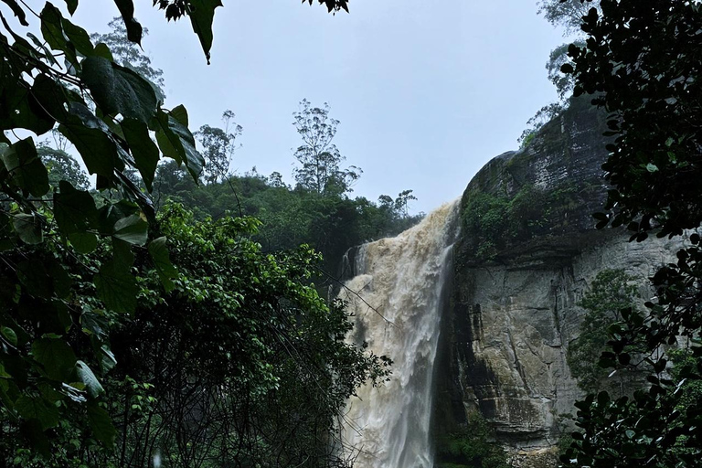 康提：兰博达瀑布和普纳瀑布，以及安布鲁瓦瓦天空塔日落康提：兰博达瀑布和普纳瀑布，以及安布卢瓦瓦天空塔日落之旅