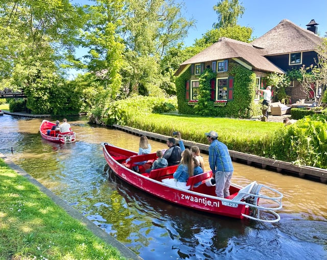 Giethoorn, la Venecia holandesa, y experiencia panorámica en barco