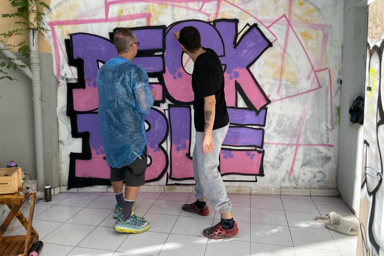 Workshop graffitikunst met de lokale bevolking in een huistuin in Istanbul