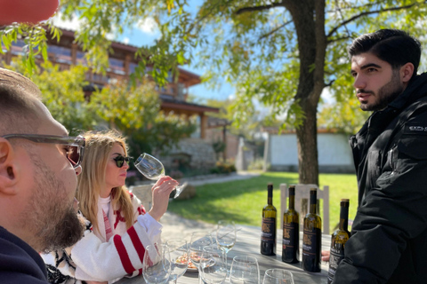 Tbilisi: Prywatna wycieczka winiarska z rodzinnym lunchem w Kachetii