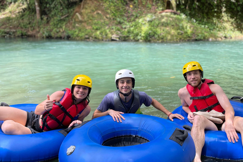 Tubulação no Rio Celeste: Experiências na natureza e águas azuisTubulação no Rio Celeste, aventura e natureza