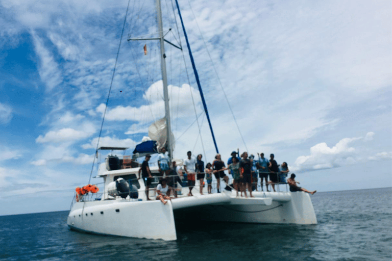 Mirissa: festa in barca al tramonto con DJ dal vivo e drinkMirissa: festa al tramonto in barca con DJ dal vivo e drink