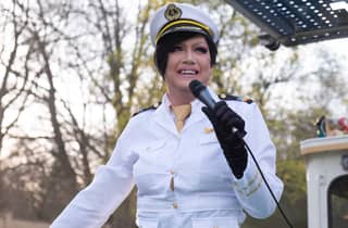 Berlin: 2-stündige Spreefahrt mit Drag Queen & Sightseeing