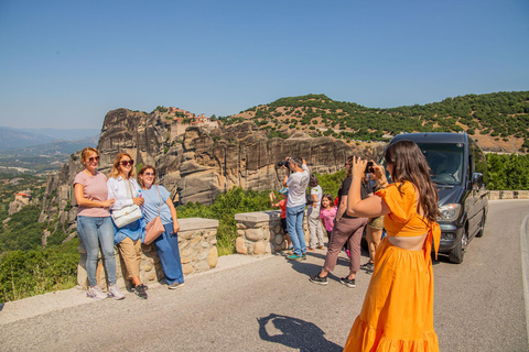 Atenas: Excursión de un día a los Monasterios y Cuevas de Meteora y opción de almuerzoVisita compartida en inglés con traslado en autobús desde Atenas