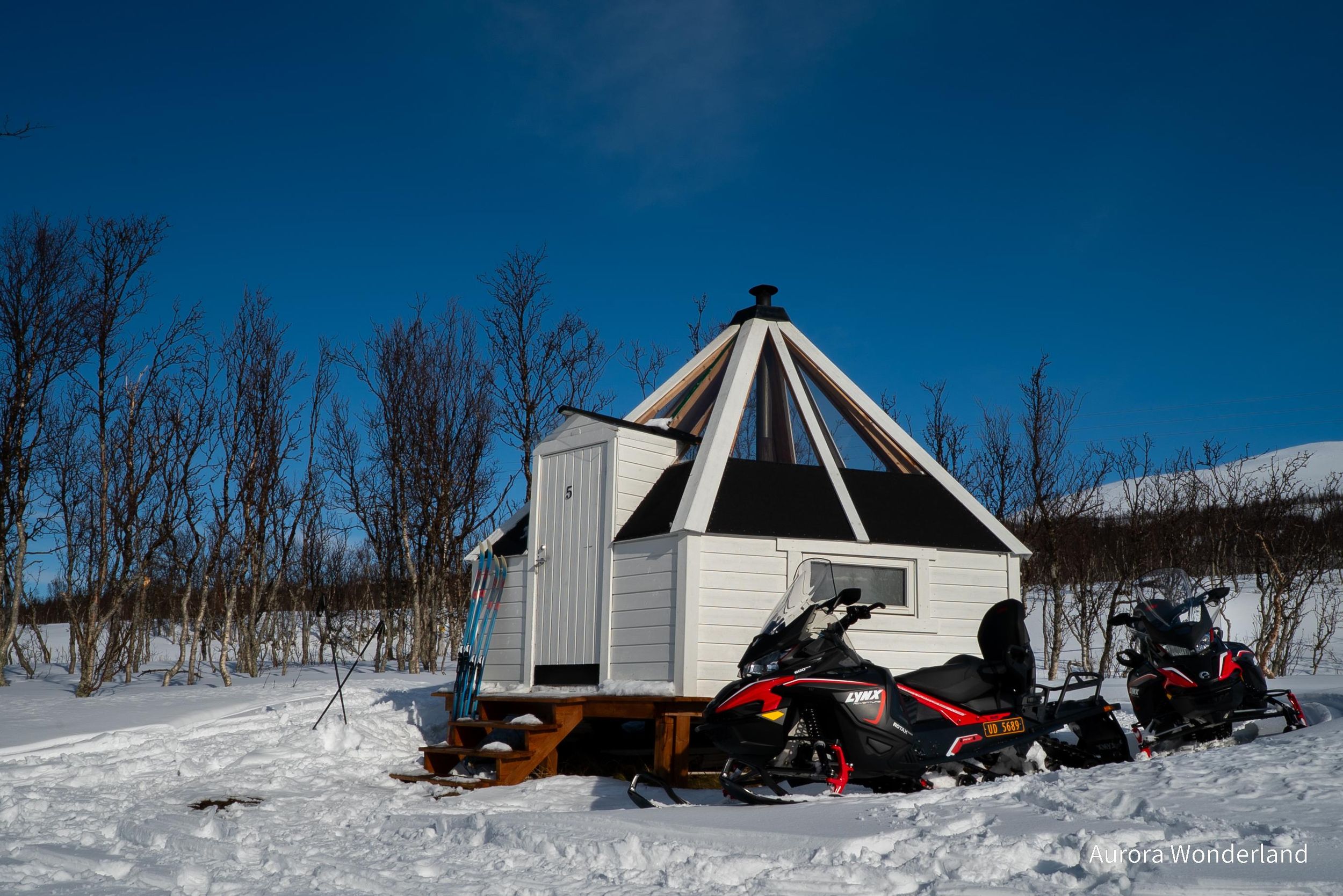 Tromsø: Schneemobil-Tour und Lavvu-Übernachtung mit Glasdach und Polarlicht