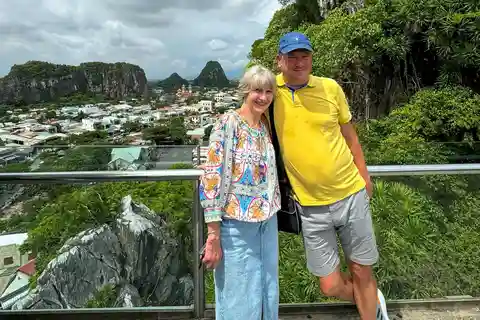 Hoi An: Secretos de las Montañas de Mármol y Pagoda Linh Ung