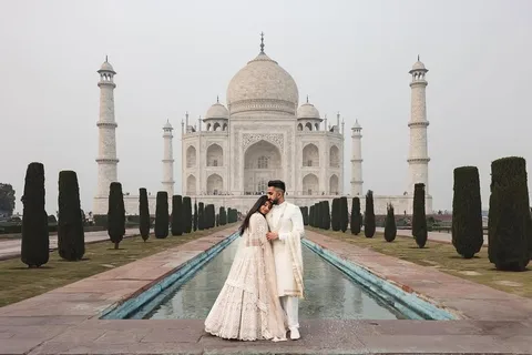From Delhi: Taj Mahal & AgraFort Day Trip by Superfast Train