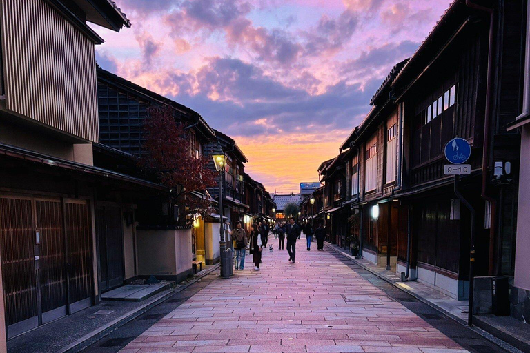 Kanazawa: Samurai, Castle & Geisha Private Bus Tour