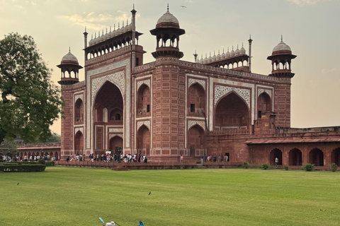 Agra: Taj Mahal Express Entry Ticket with guide Only Guide Service in Agra