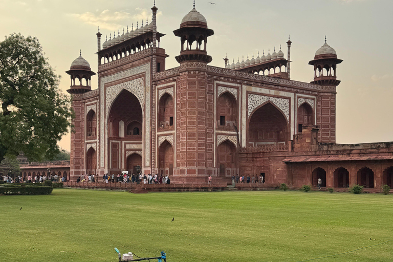Agra: Taj Mahal Express Entry Ticket with guide Only Guide Service in Agra