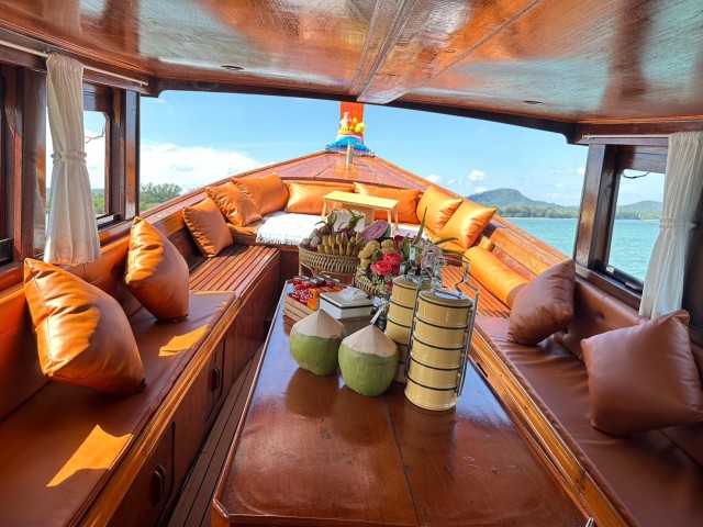 Visit Krabi Private Luxury Long-Tail Boat Tour to Hong Island in Krabi, Thailandia