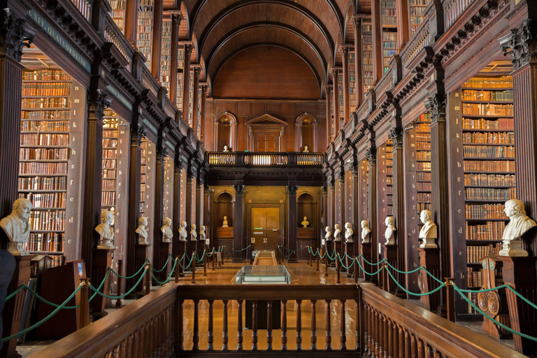 Skip-the-line Book of Kells and Old Town Private Tour 3-hour: Old Town, Book of Kells & Transport