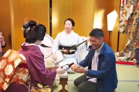 Kyoto 4 hr Gion Private Guided Tour & Maiko or Geisha Dinner