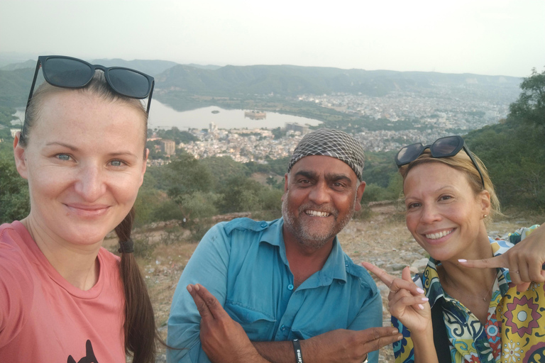 Jaipur : Sightseeing in Traditional Tuk TukJaipur : Sightseen For Local Tour Guide Driver