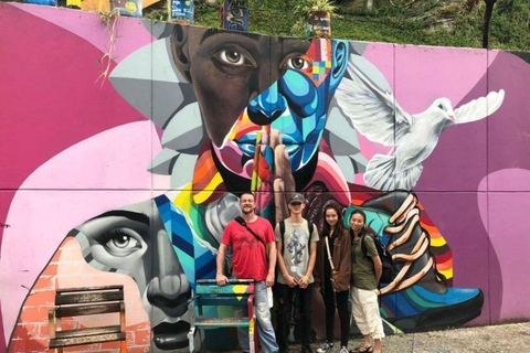 Medellín: Comuna 13 Tour mit Snacks und deinem eigenen Graffiti