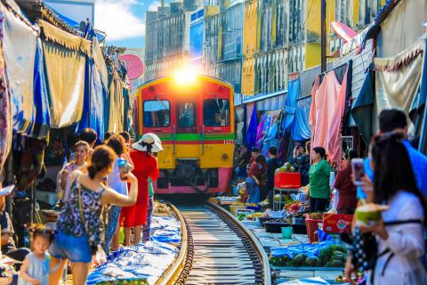 Bangkok: Maeklong Railway & Amphawa Floating Market Day Trip