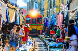 Bangkok: Maeklong Railway & Amphawa Floating Market Tagestour