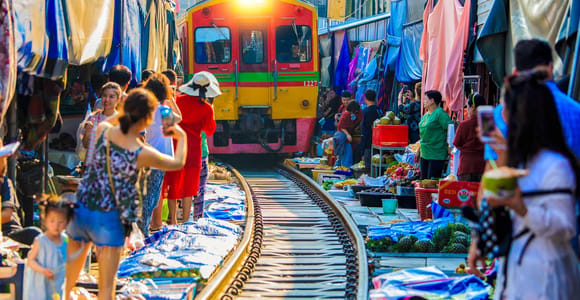 Bangkok: Maeklong Railway & Amphawa Floating Market Tagestour