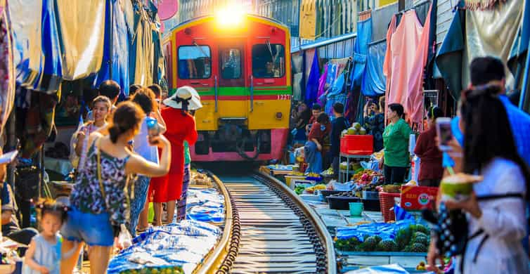 Mae Klong Railway Market (Hoop Rom Market)