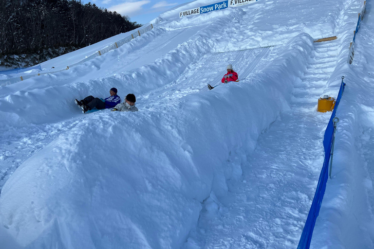 Speel met sneeuw bij HOKKAIDO Sneeuwpark &amp; Outlet ShoppingSki- en rodelervaring volledig draaiboek