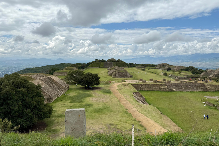 Oaxaca: Monte Albán Tour with Breakfast at Abastos Market