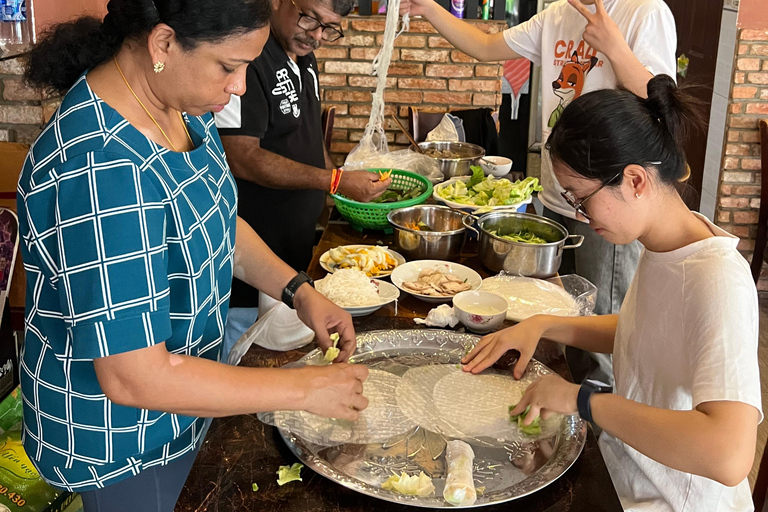 Excursão à costa do Porto de Phu My: visita à cidade e aula de culináriaPasseio de mota