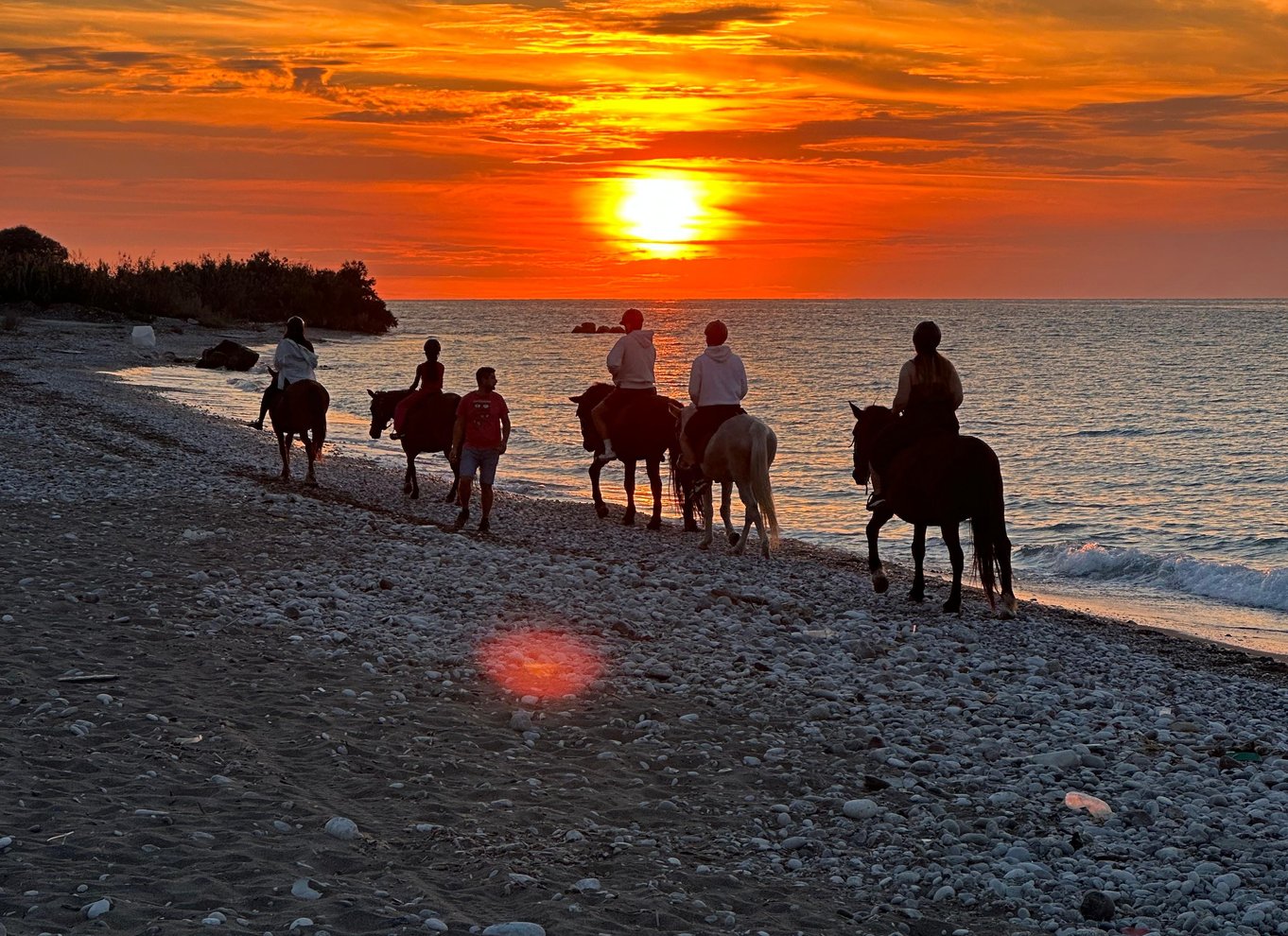 Rhodos: Ridetur i solnedgangen ved havet