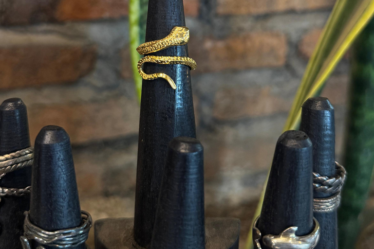 Uluwatu: corso di creazione di gioielli in argento con foto ricordoCorso di creazione di gioielli 8 grammi d'argento con foto ricordo