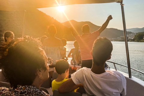 Ab Porto: Douro-Tal mit Bootstour, Weinverkostung und EssenTour auf Französisch mit Hotelabholung