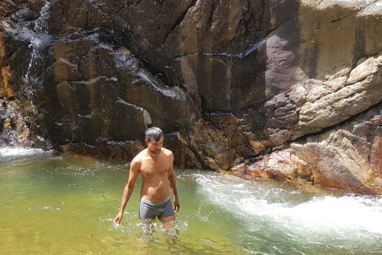 纳克尔斯峰探险和希洛亚村露营 2 日游