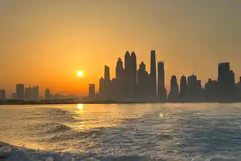 Dubai: Private Sunset Yacht Tour from Dubai Marina