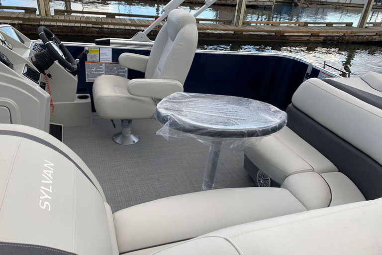 Kelowna: Sylvan Mirage Cruise Pontoon for rent
