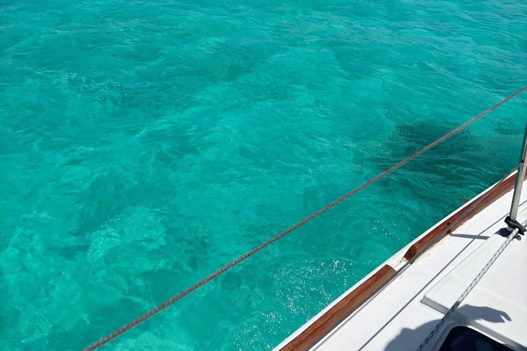 Isla Mujeres: All-Inclusive Catamaran with Snorkeling and All-You-Can-Eat Buffet