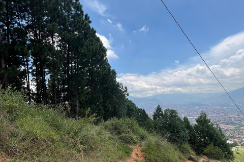 MEDELLÍN: Caminhada até as nuvens: Explore o Cerro de las 3 Cruces (Morro das 3 Cruzes)