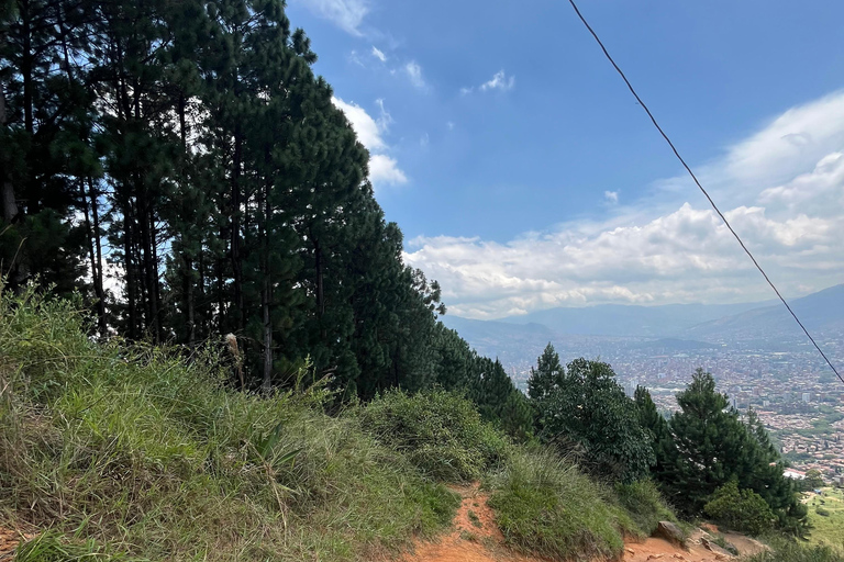 MEDELLÍN: Wędrówka w chmury: odkryj Cerro de las 3 Cruces (Wzgórze Trzech Krzyży)