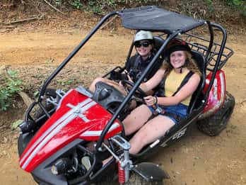 Excursion en buggy dans la jungle de Roatan avec aventure hors route sur des pistes boueuses
